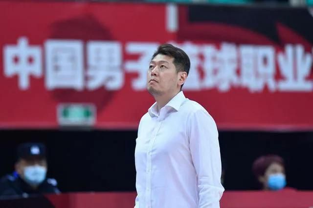 阿宣则以阳光温暖的黄色为主色调，一身逍遥装扮，眼神温柔